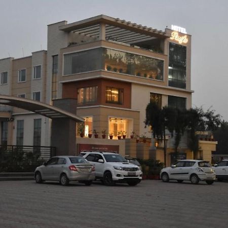 Hotel Pacific Roorkee Ngoại thất bức ảnh