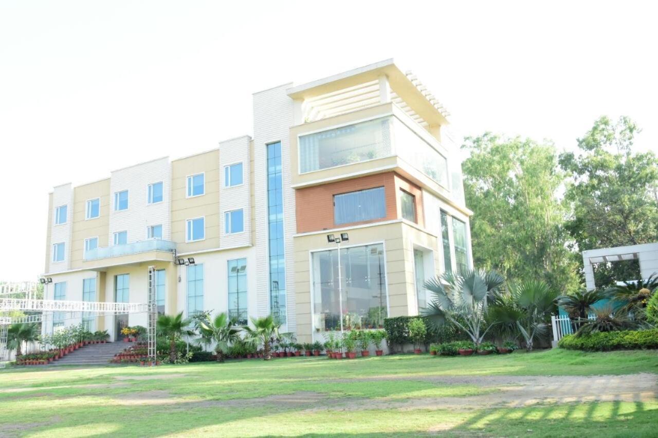 Hotel Pacific Roorkee Ngoại thất bức ảnh